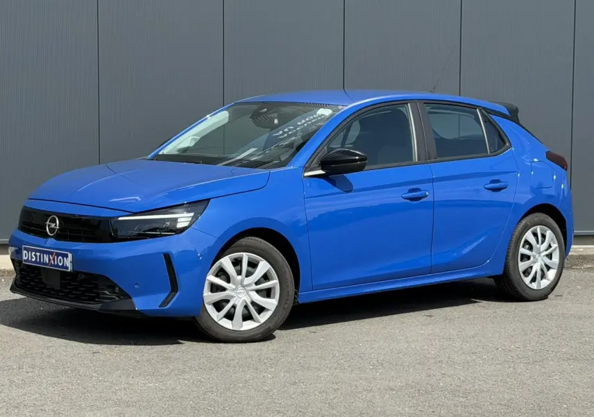 Opel Corsa 2025 bleu Voltaic vue 3/4 avant droit avec phares LED et rétroviseurs noirs électriques rabattables.