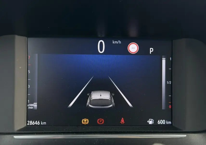 Affichage numérique 7 pouces du combiné d'instrumentation montrant une voiture vue de dessus en gris sur fond noir.
