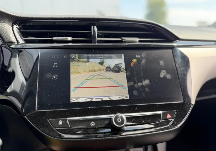 Écran tactile central affichant la caméra de recul dans l’habitacle de l’Opel Corsa 2025, finition Edition.