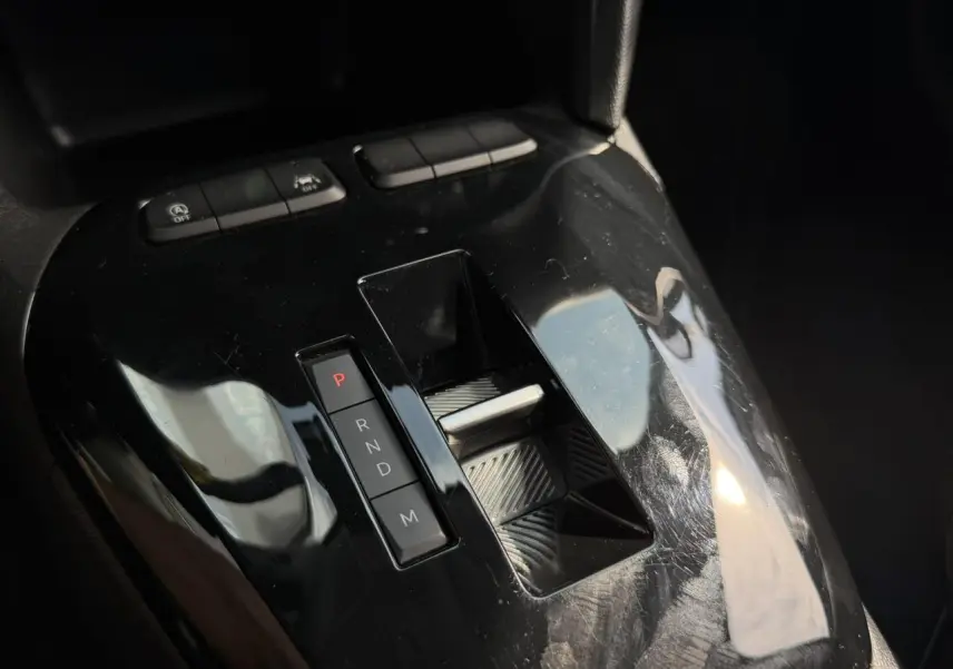 Gros plan sur la console centrale noire brillante avec levier de vitesses automatique de l’Opel Corsa 2025.