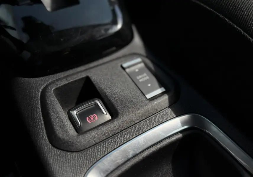 Gros plan sur la commande de frein de parking électrique et démarrage moteur dans l’habitacle de l’Opel Corsa 2025.
