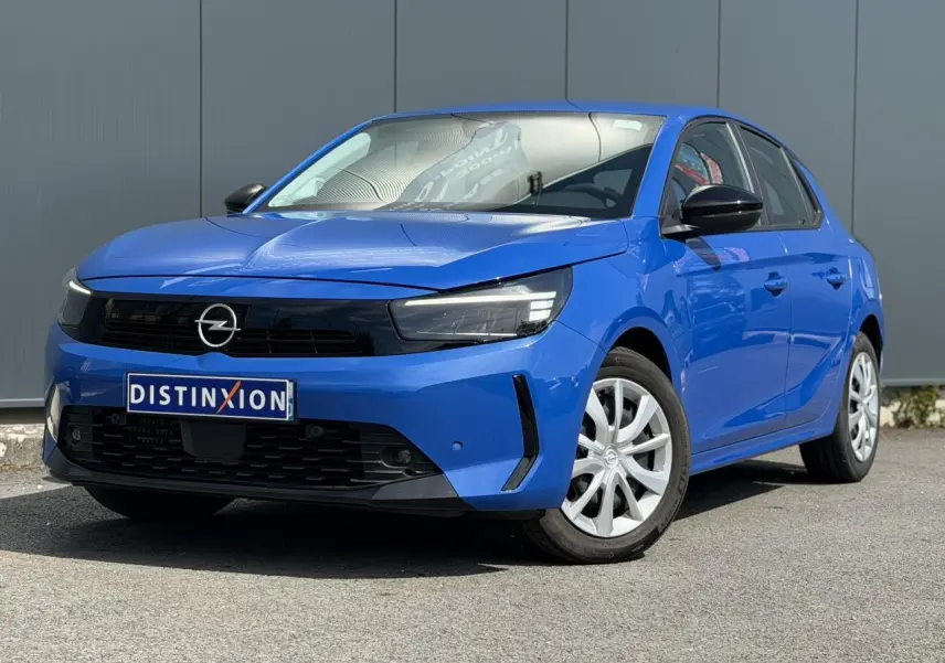 Opel Corsa bleu Voltaic vue 3/4 avant droit avec calandre noire et phares LED distinctifs.