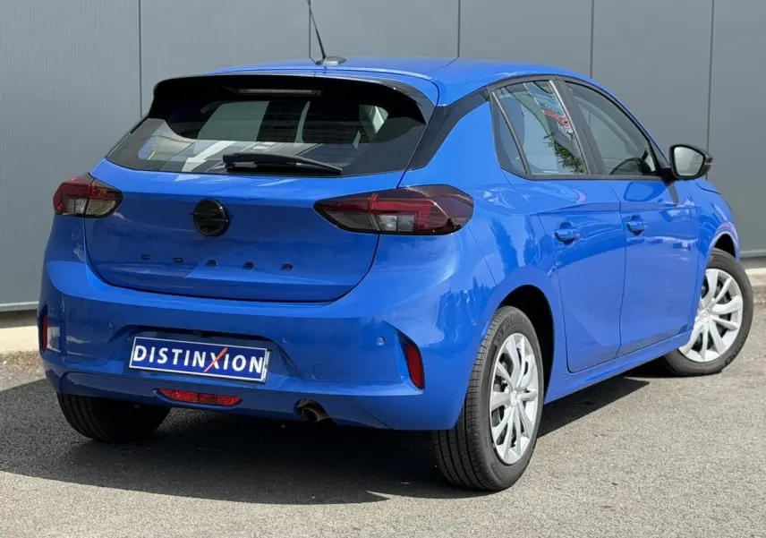 Vue 3/4 arrière droite d'une Opel Corsa bleu Voltaic avec feux arrière LED et jantes alliage.