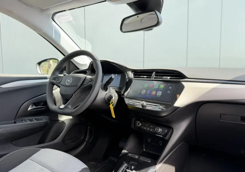 Vue intérieure côté conducteur de l'Opel Corsa 2025, tableau de bord noir avec écran tactile et volant multifonction.
