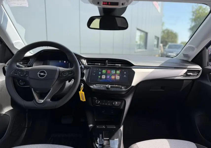 Vue avant de l’habitacle de l’Opel Corsa 2025, tableau de bord noir avec écran tactile et volant multifonction.