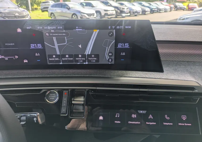 Vue intérieure du tableau de bord du Peugeot 3008 Hybrid 145 GT 2025, écran tactile avec navigation et commandes digitales.