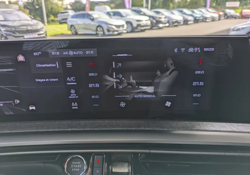Écran tactile du tableau de bord du Peugeot 3008 Hybrid 145 GT, affichant la climatisation et les réglages des sièges.