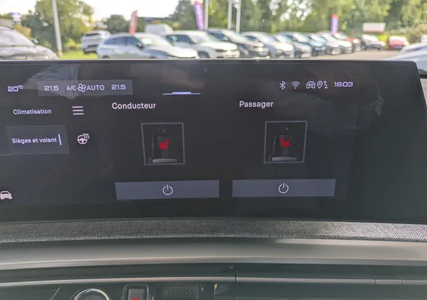 Écran tactile intérieur du Peugeot 3008 Hybrid 145 GT 2025 montrant la commande des sièges chauffants conducteur et passager.