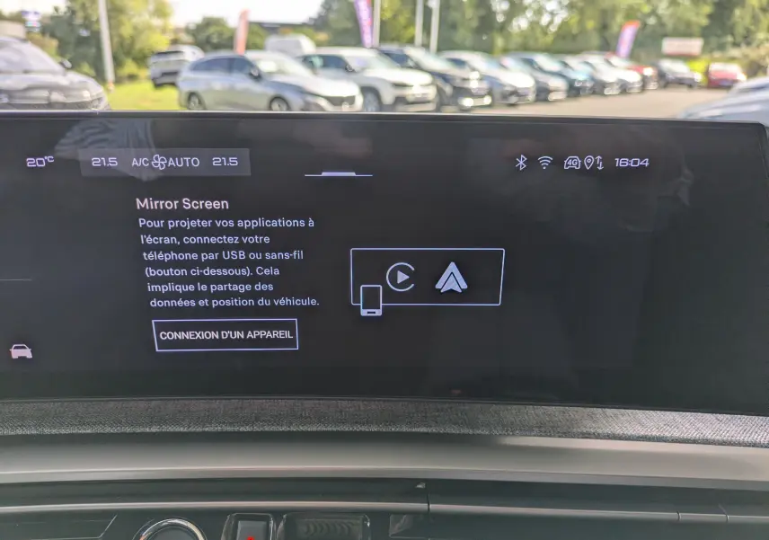 Écran tactile central du Peugeot 3008 Hybrid 145 GT 2025, affichant la fonction Mirror Screen en intérieur.