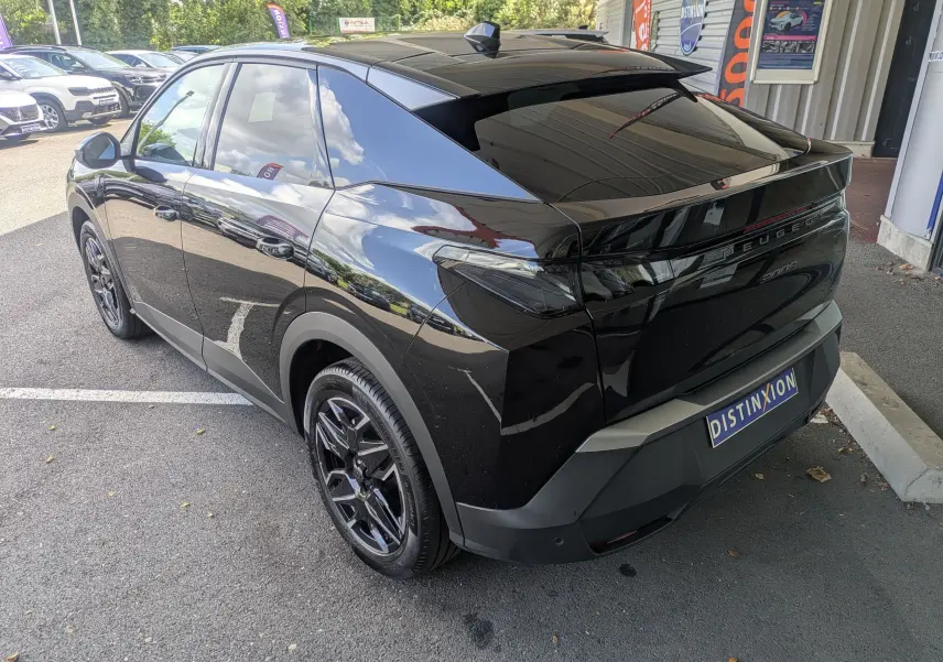 Vue 3/4 arrière droite du Peugeot 3008 Hybrid 145 GT noir brillant, avec feux arrière Full LED et jantes noires.