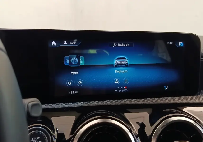 Écran tactile central de la Mercedes Classe A 250 e Business Line 2022, vue intérieure avant avec tableau de bord noir.