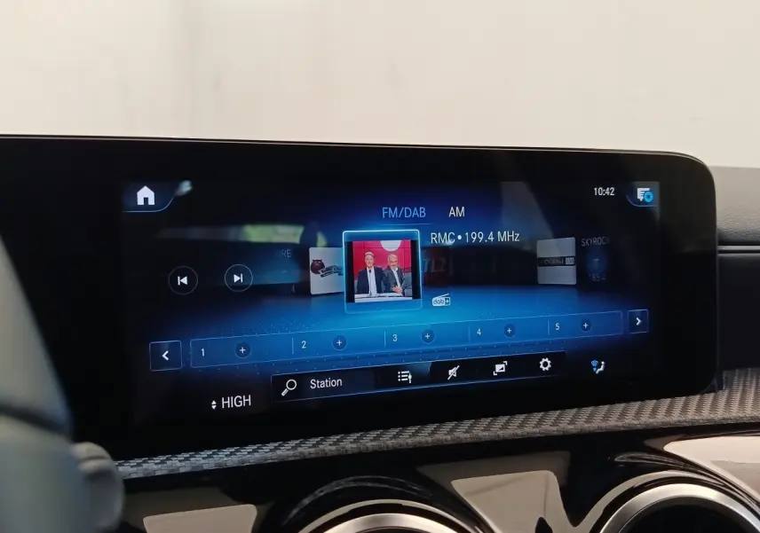 Écran tactile central affichant la radio FM/DAB dans l’habitacle d’une Mercedes Classe A noire, version 2022.