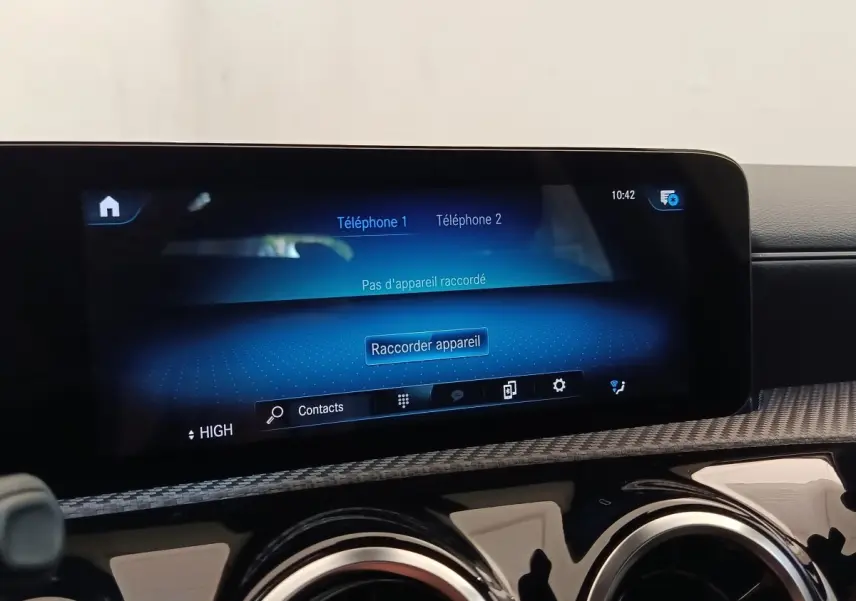Écran tactile multimédia intérieur de Mercedes Classe A 250 e Business Line 2022 avec finition noire brillante et détails carbone.