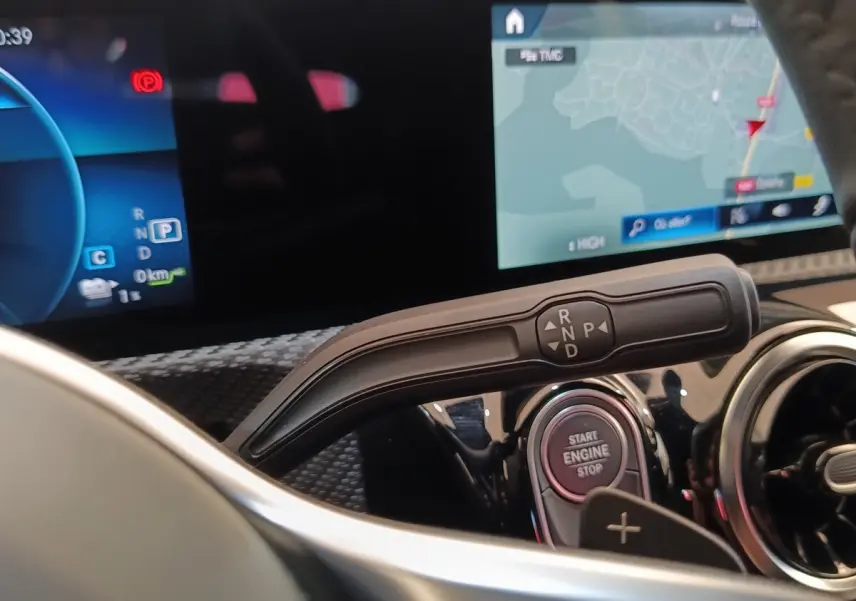 Gros plan sur la commande de boîte automatique et bouton start/stop dans l’habitacle noir de la Mercedes Classe A 250 e.