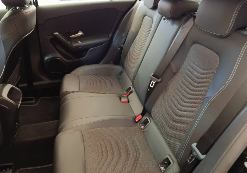 Vue intérieure des sièges arrière en tissu gris et cuir noir de la Mercedes Classe A 250 e Business Line 2022.