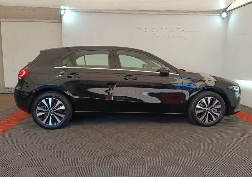 Vue latérale droite d'une Mercedes Classe A 250 e Business Line noire, avec jantes alliage et rétroviseurs noirs.