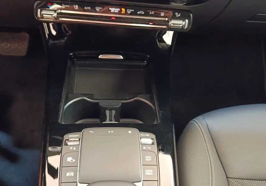 Vue rapprochée de la console centrale noire avec pavé tactile et commandes sur Mercedes Classe A 250 e Business Line.