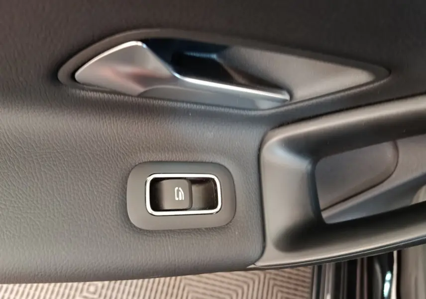 Gros plan sur la commande de verrouillage de porte noire et chrome côté conducteur d'une Mercedes Classe A 250 e Business Line 2022.