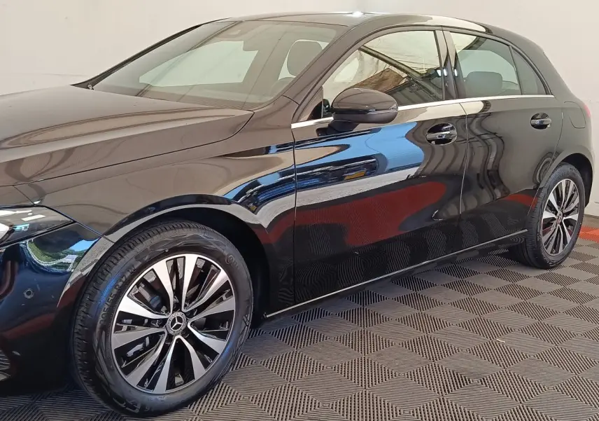 Vue latérale droite d'une Mercedes Classe A 250 e Business Line noire avec jantes alliage distinctives.
