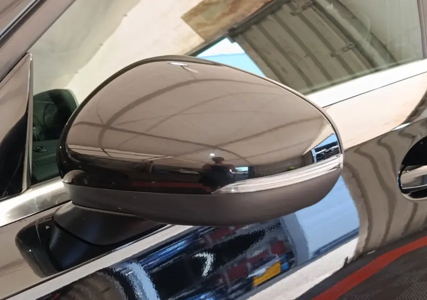Rétroviseur extérieur droit noir brillant de la Mercedes Classe A 250 e Business Line 2022, vue rapprochée.