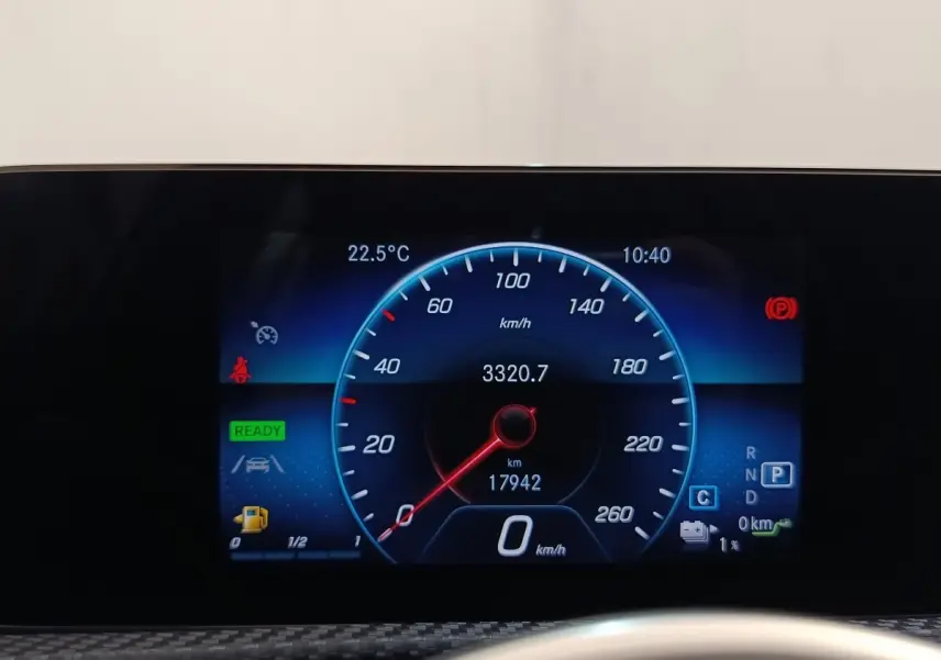 Affichage numérique du tableau de bord de la Mercedes Classe A 250 e Business Line noir, vitesse à 0 km/h, température 22,5°C.