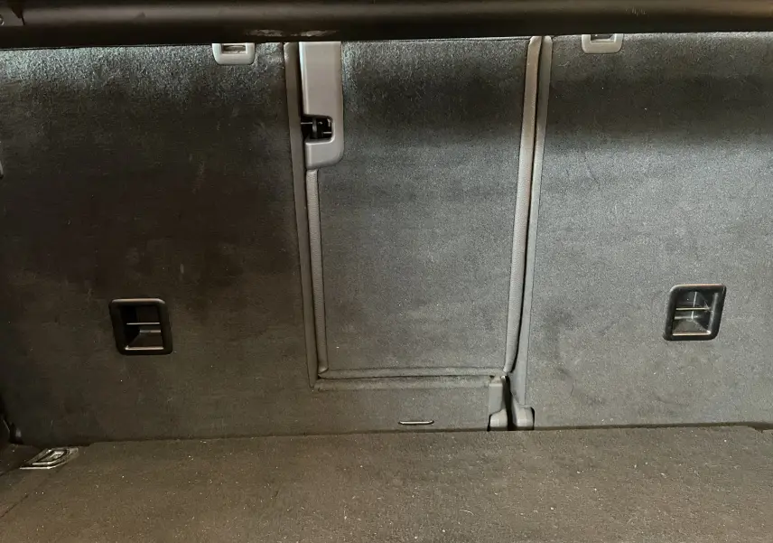 Vue rapprochée de la banquette arrière noire du Volkswagen Touareg 2012, soulignant les fixations et textures du tissu.