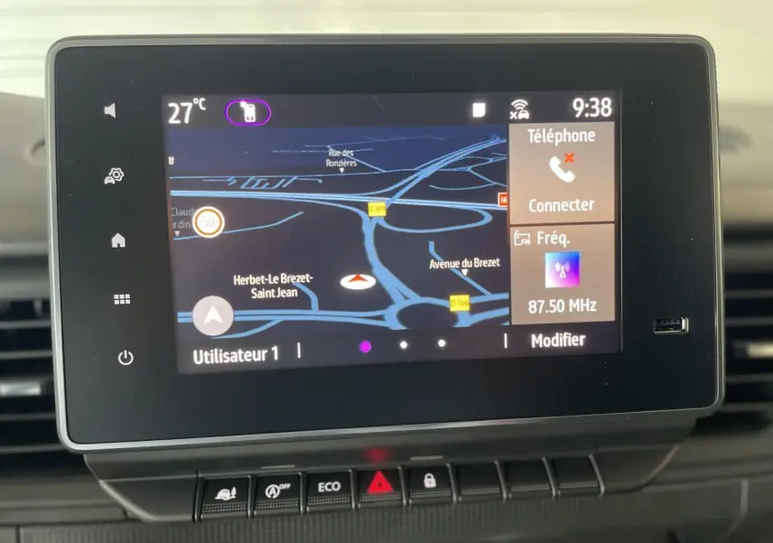Écran tactile Easy Link 8 pouces du Renault Trafic Fourgon affichant la navigation et les options connectées.