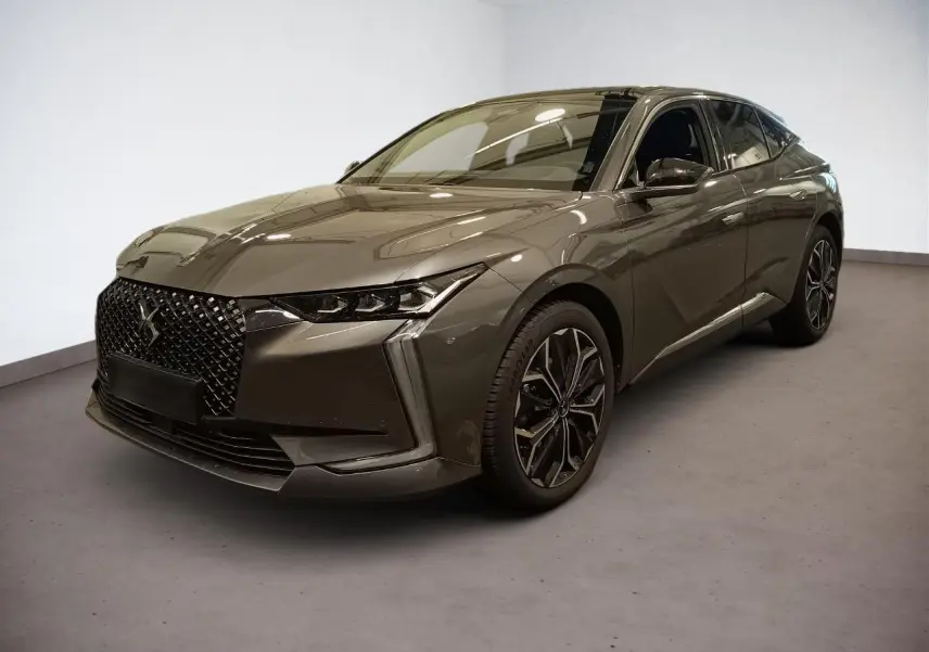 DS4 2025 gris Platinium en 3/4 avant droit avec calandre distinctive et jantes alliage 19 pouces.