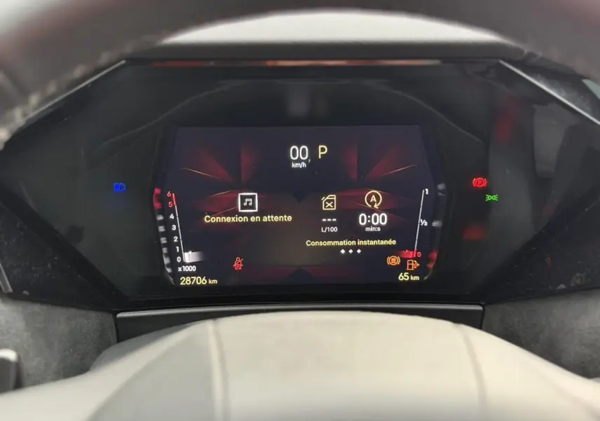 Vue rapprochée du combiné numérique du DS4 2025 affichant la consommation instantanée et l'odomètre à 28 706 km.
