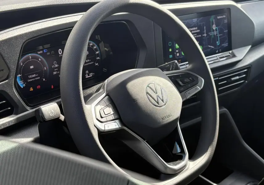 Vue rapprochée du volant multifonction et du tableau de bord numérique du Volkswagen Caddy 2024, intérieur noir.