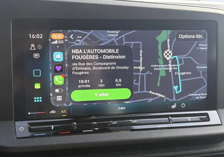 Écran tactile de navigation du Volkswagen Caddy 2024 affichant un itinéraire avec interface Apple CarPlay.