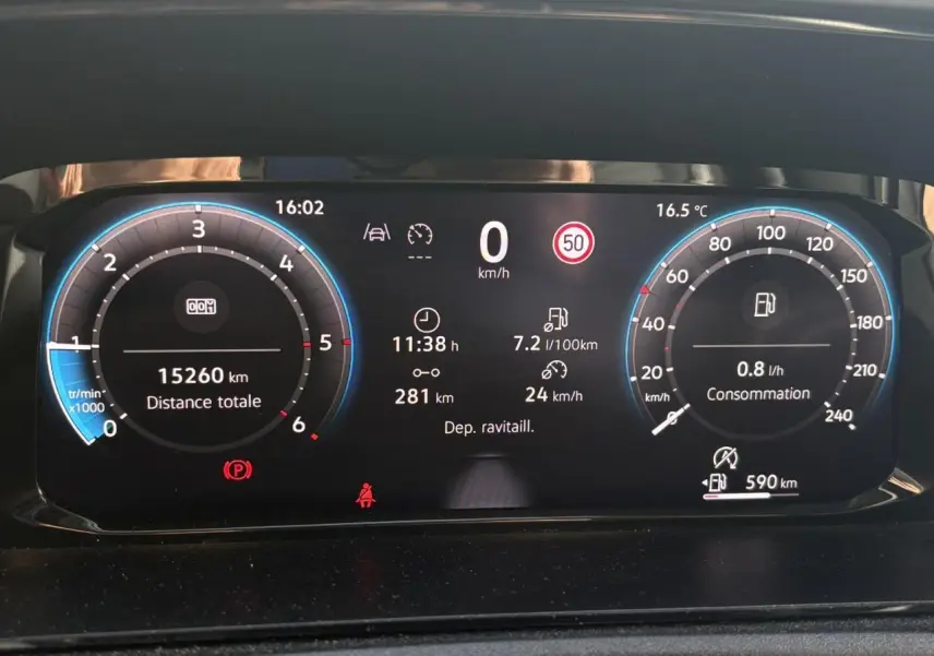 Tableau de bord numérique du Volkswagen Caddy 2024 affichant vitesse, consommation et kilométrage, vue frontale.