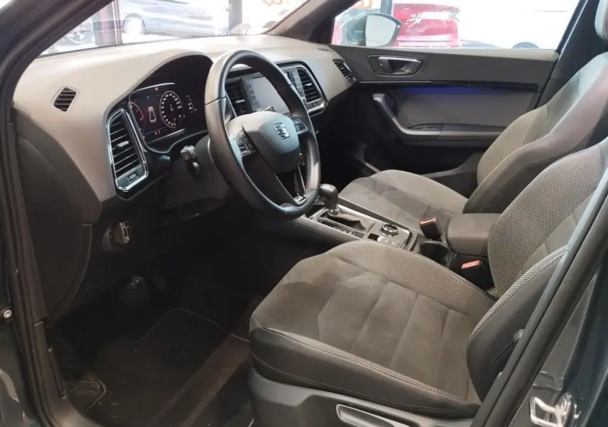 Intérieur avant droit du SEAT Ateca gris clair 2019, avec volant cuir multifonctions et sellerie alcantara.