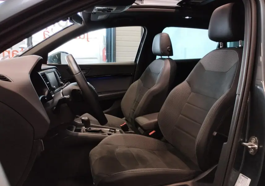 Vue intérieure côté gauche du SEAT Ateca gris clair 2019, mettant en valeur les sièges en alcantara et le toit ouvrant panoramique.