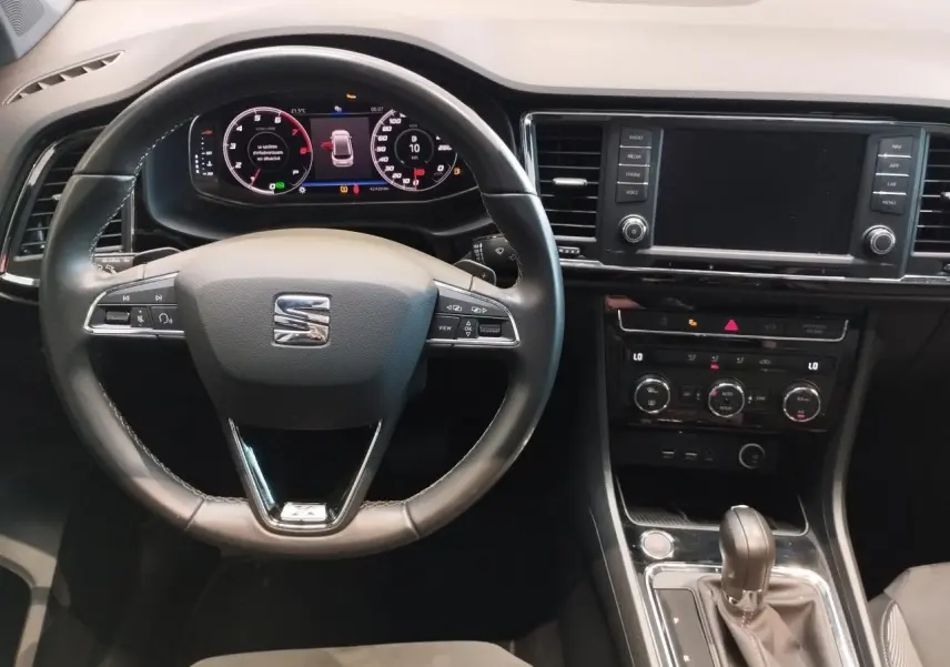 Vue intérieure du tableau de bord et volant cuir noir du SEAT Ateca 2019 avec écran tactile et commandes intégrées.