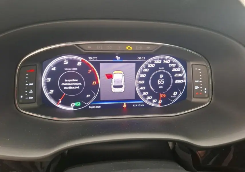 Affichage numérique du tableau de bord SEAT Ateca 2019 avec compte-tours, vitesse et alertes visibles.