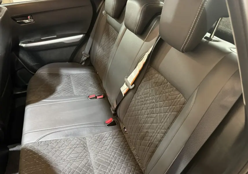 Vue intérieure côté droit des sièges arrière noirs en cuir et tissu matelassé du Suzuki Vitara 1.5 Hybrid Style 2022.