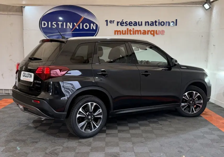 Suzuki Vitara noir vue de profil côté droit, mettant en valeur ses jantes alliage et feux arrière LED.