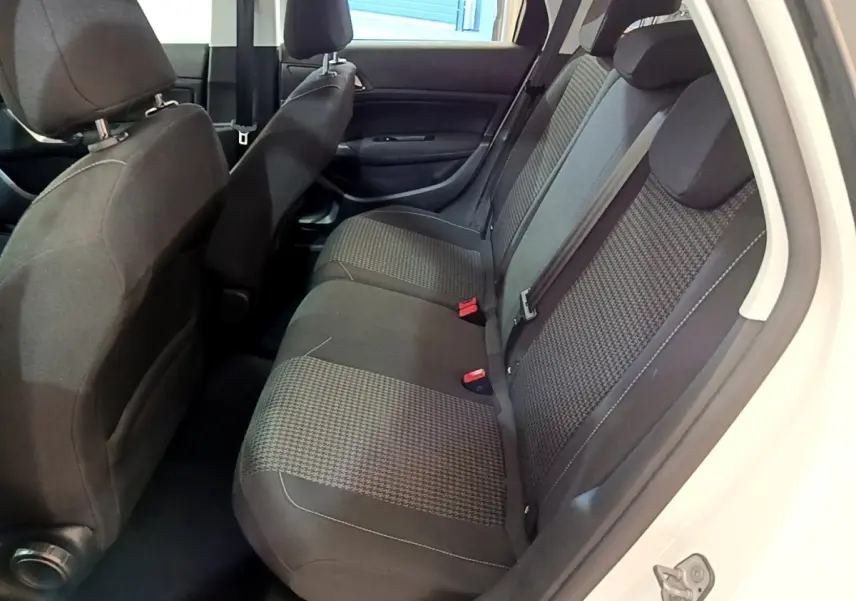 Vue intérieure côté droit sur la banquette arrière noire à motifs de la Peugeot 308 blanche, porte ouverte.