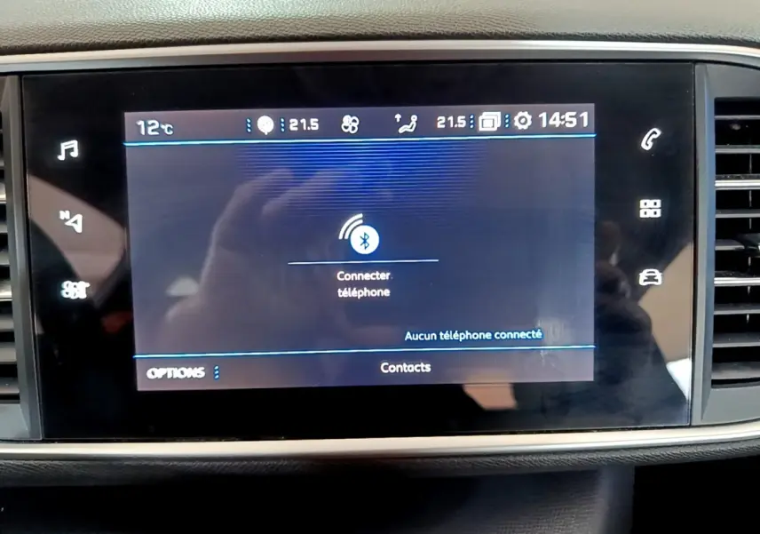Écran tactile central de la Peugeot 308 blanc, affichant la connexion Bluetooth pour téléphone, vue de face.
