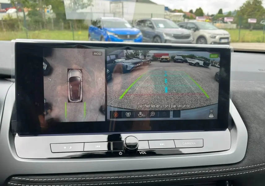 Écran multimédia du Nissan Qashqai E-POWER 205 Tekna Plus montrant la caméra 360° et vue arrière en stationnement.