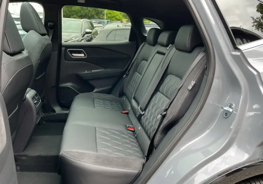 Vue côté droit sur la banquette arrière en cuir noir du Nissan Qashqai E-POWER 205 Tekna Plus gris argile.