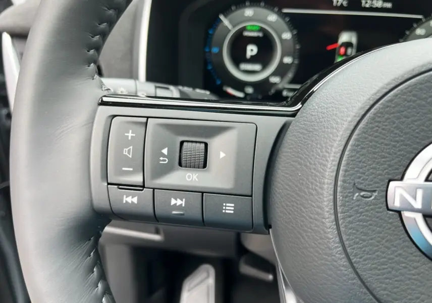 Gros plan sur les commandes multifonctions à gauche du volant cuir du Nissan Qashqai E-POWER 205 Tekna Plus 2026.
