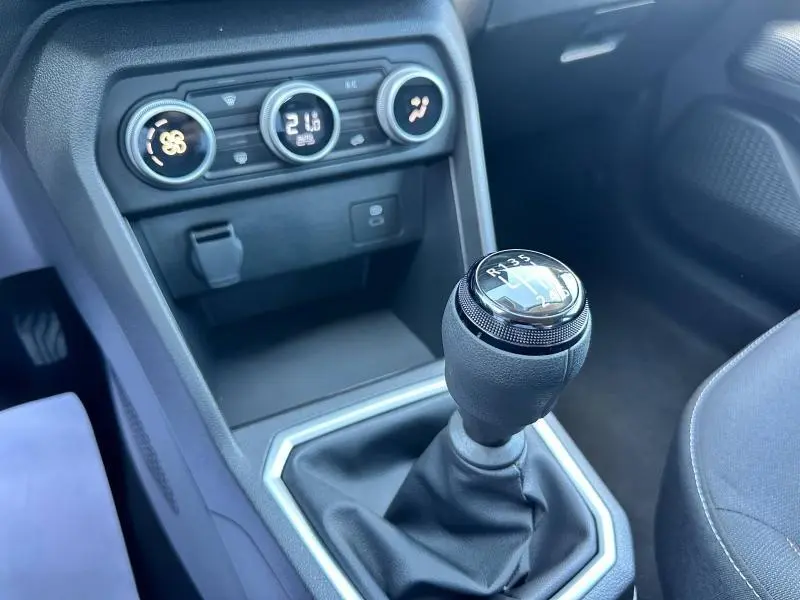 Gros plan sur le levier de vitesses manuel et la console centrale noire de la Dacia Sandero beige Safari 2025.