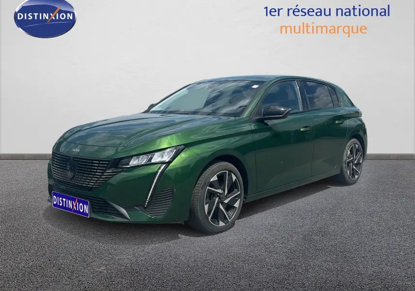 Peugeot 308 2024 vert olivine métal en 3/4 avant droit avec jantes alliage et calandre noire distinctive.