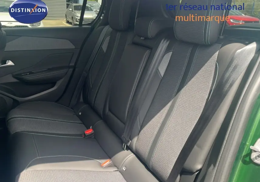Vue intérieure des sièges arrière en tissu et cuir gris noir de la Peugeot 308 1.2 PureTech 130ch Allure 2024 vert olivine métal.