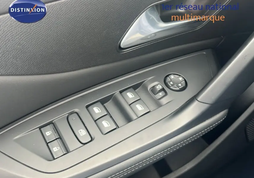 Gros plan sur la commande des vitres et rétroviseurs côté conducteur d'une Peugeot 308 2024, intérieur noir.