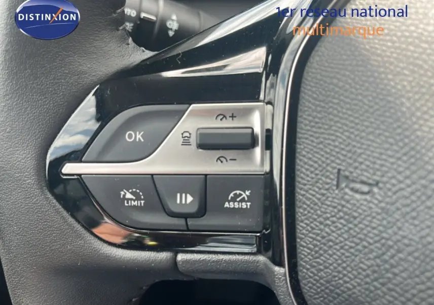 Gros plan sur les commandes au volant noir de la Peugeot 308 1.2 PureTech 130ch Allure, finition 2024.