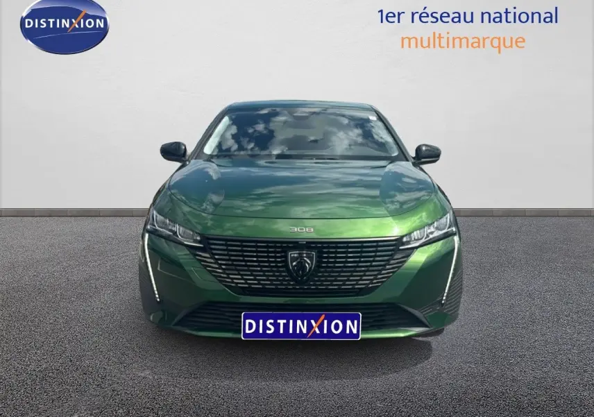 Vue avant d'une Peugeot 308 2024 vert olivine métallisé avec calandre noire et phares LED fins.