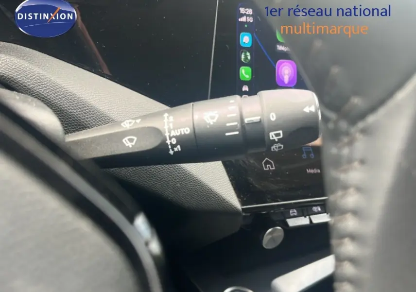 Gros plan sur la commande d'essuie-glace à gauche du volant dans l'habitacle d'une Peugeot 308 2024.